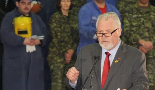 Le Vice-président international Joseph Maloney adresse la parole aux media lors du lancement du programme Du régiment au bâtiment au centre de formation du local 146.